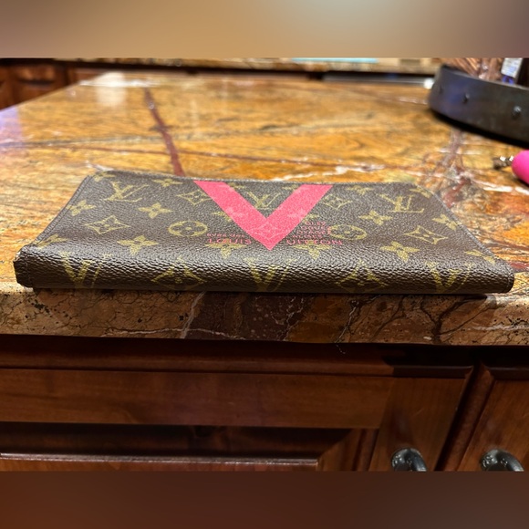 Louis Vuitton Pink V Monogram 2-Snap Wallet ❤️Limited Edition❤️ - Picture 9 of 9